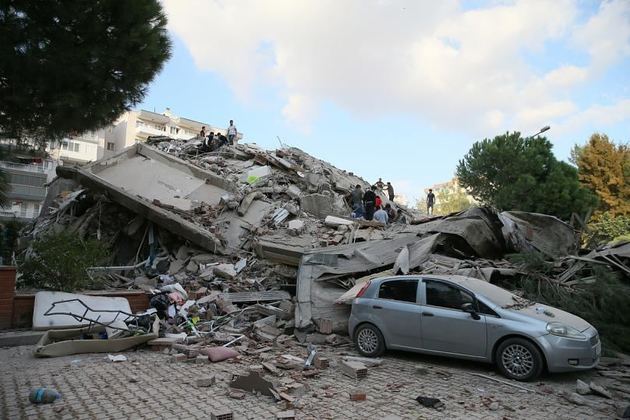 В Измире уже насчитали 98 жертв землетрясения