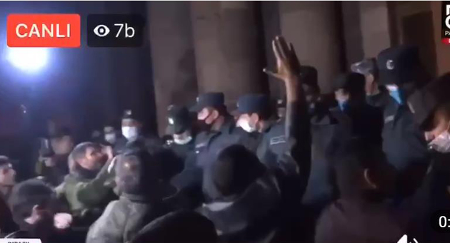 Протестующие взяли штурмом здание правительства Армении в Ереване