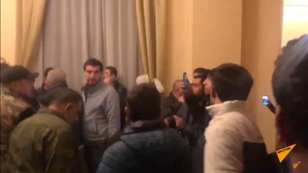 Протестующие ворвались в кабинет Пашиняна в здании правительства (ВИДЕО)