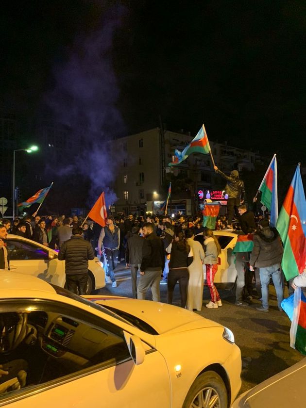 Жители Баку отмечают окончание Карабахской войны (ФОТО, ВИДЕО)