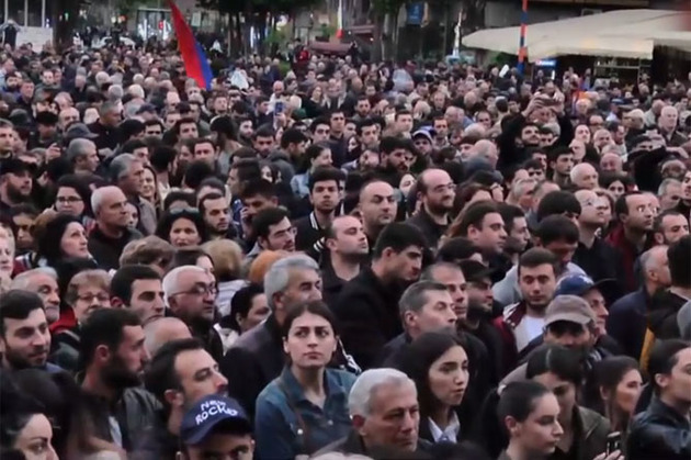 Протестующие в Ереване направляются к зданию Службы национальной безопасности