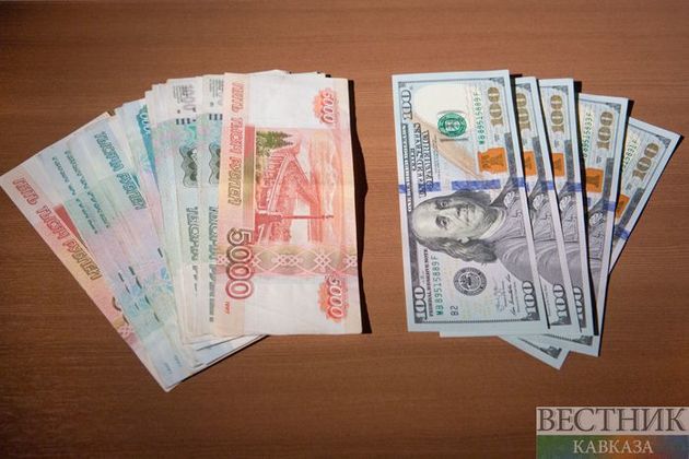 Курс доллара опустился ниже 74 рублей