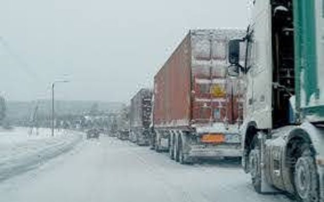 Непогода собрала в Верхнем Ларсе 250 грузовиков
