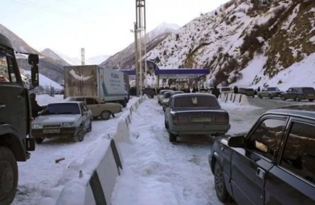 Очередь на закрытой военно-грузинской дороге выросла до 370 грузовиков
