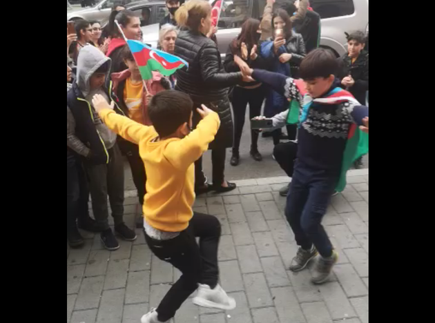 Дети танцуют танец Победы на улицах Баку