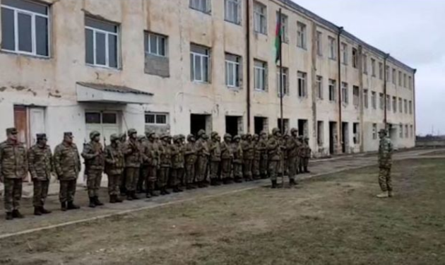 Азербайджанские военные подняли флаг АР перед зданием бывшей школы в селе Гюльаблы Агдамского района (ВИДЕО)