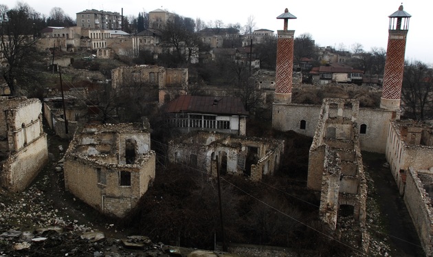Азербайджан призывает Армению прекратить разрушать дома и памятники
