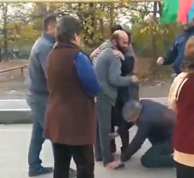 Жители азербайджанского поселка благодарят за Победу отца шехида (ВИДЕО)