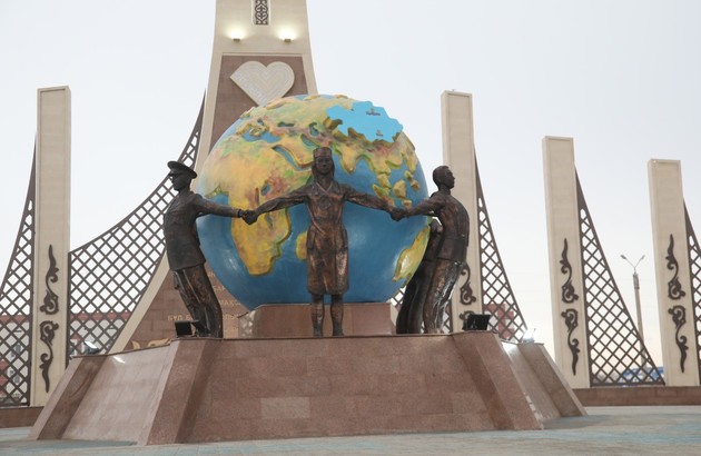 Монумент в честь борцов с коронавирусом открыли в Таразе
