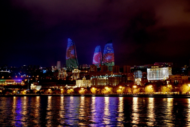 Самые известные здания Баку подсветили в цвета флага Азербайджана (ФОТО)
