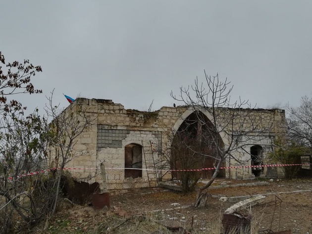Российский журналист показал мечеть и кладбище, разрушенные оккупантами в Агдамском районе (ФОТО)