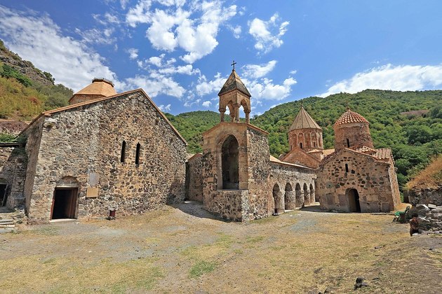 Армянские священники разграбили монастырь Худавенг 