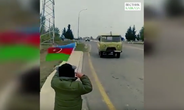 Мальчик на дороге встречает с флагом азербайджанских военных (ВИДЕО)