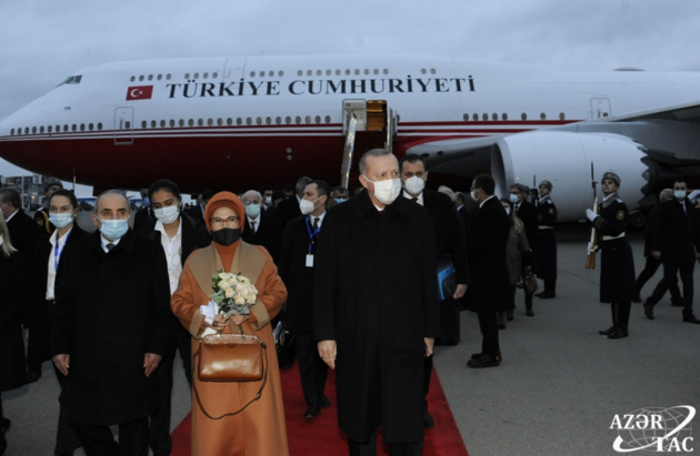 Президент Турции с супругой прилетели в Баку