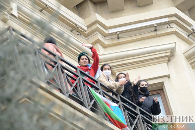 Вот как жители Баку приветствовали Парад Победы (Фоторепортаж)