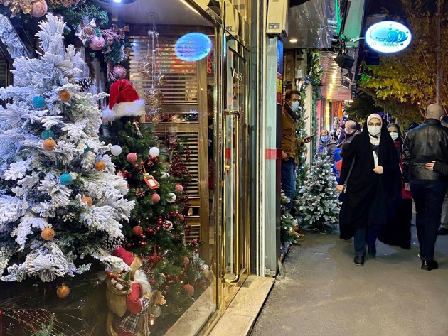 В Тегеране уже вовсю продают рождественские украшения