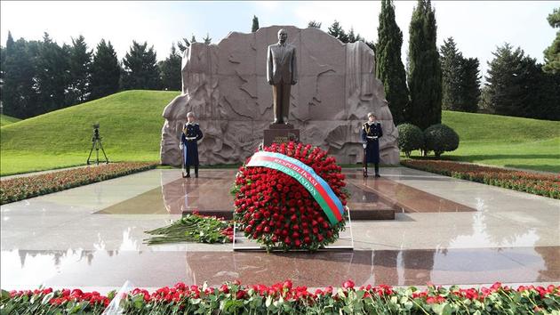 Ильхам Алиев и Мехрибан Алиева почтили память общенационального лидера Азербайджана Гейдара Алиева 