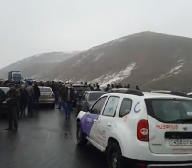 Семьи военнопленных из Ширака вновь перекрыли дорогу Ереван-Гюмри
