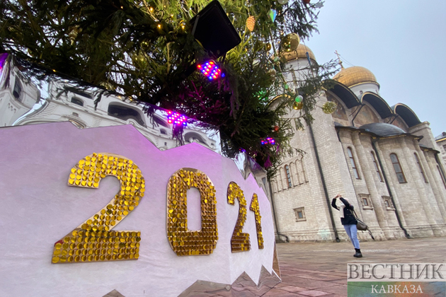 Главную ёлку страны нарядили к Новому году (фоторепортаж)