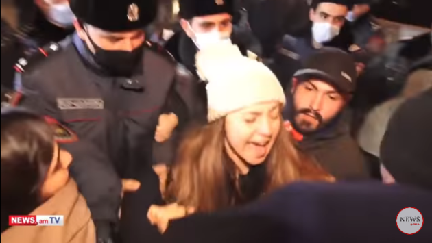 Полицейские жестко задерживают протестующих против Пашиняна в Ереване (ВИДЕО)