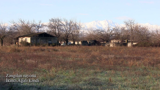 Разрушенные оккупантами дома и белоснежные горы: так выглядит село Икинджи Агалы (ВИДЕО)