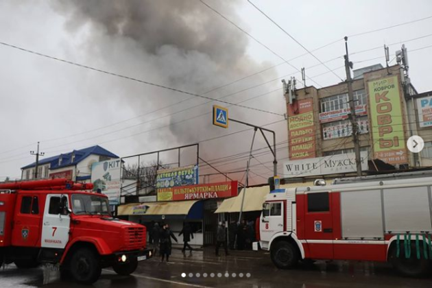 Десятки пожарных потушили горящий рынок в Махачкале