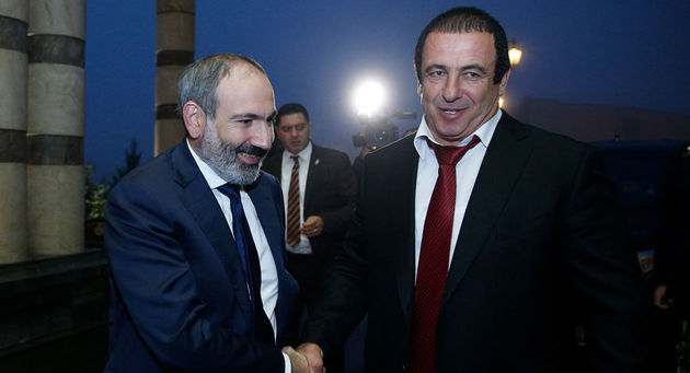 Пашинян и Царукян проводят встречу в парламенте 