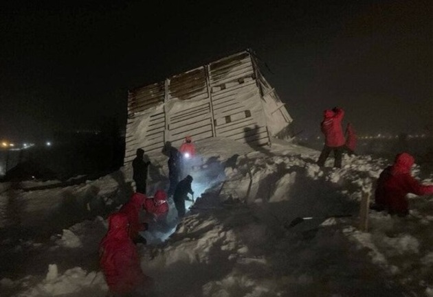 После схода лавины в Норильске обнаружили живыми четырех человек