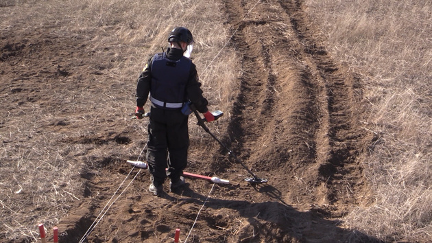 Пиротехники МЧС России обезвредили десятки мин в Агдамском районе (ФОТО)