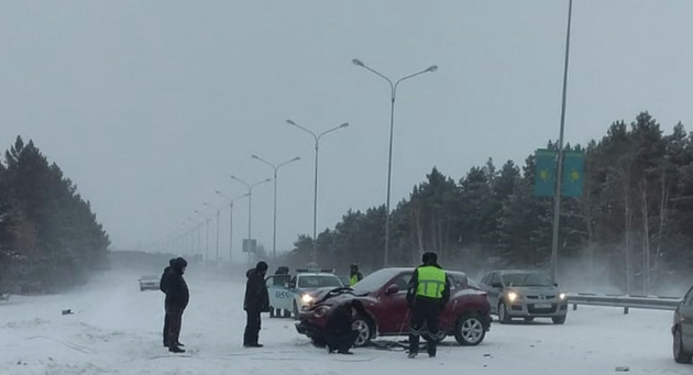Четыре машины столкнулись из-за непогоды в Северном Казахстане