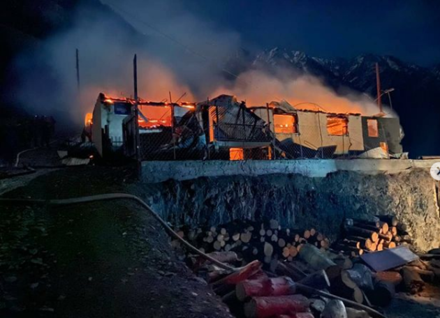 Огонь уничтожил школу в Дагестане (ФОТО)