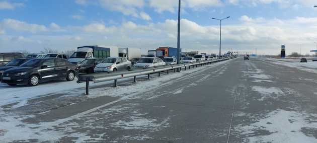 Сотни автомобилей застряли на дорогах Казахстана
