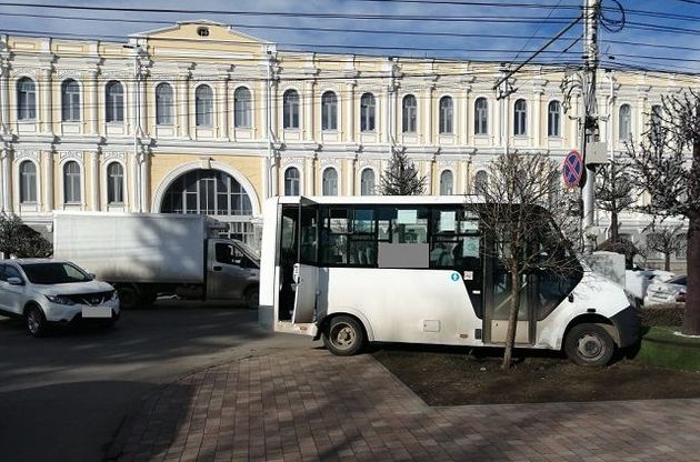 Маршрутка протаранила столб возле здания правительства Ставрополья