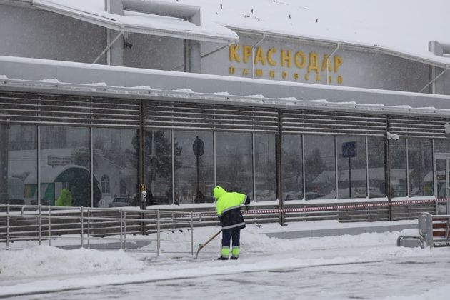 Аэропорт Краснодара не может открыться из-за снегопада