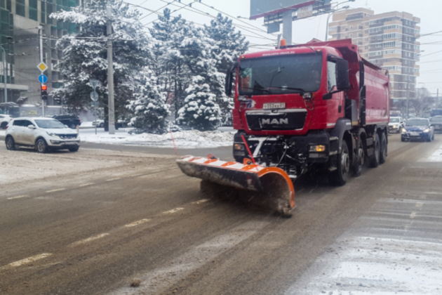 На уборку улиц Краснодара вывели весь технический резерв 