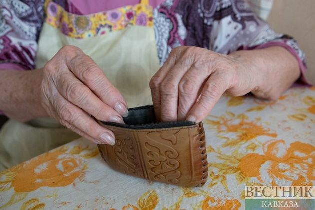 Аферист выманил у пенсионерки более $900 за "посылку от родных" в Казахстане