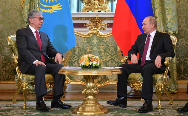 Путин и Токаев обсудили производство "Спутника V" в Казахстане