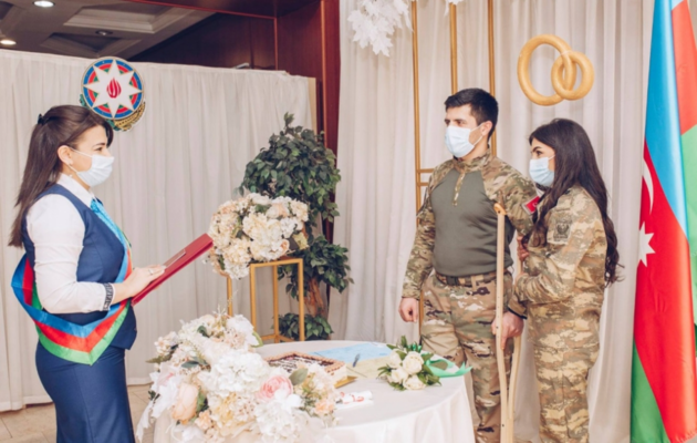 Раненый ветеран Карабахской войны и спасавшая бойцов медсестра поженились в Азербайджане (ФОТО)