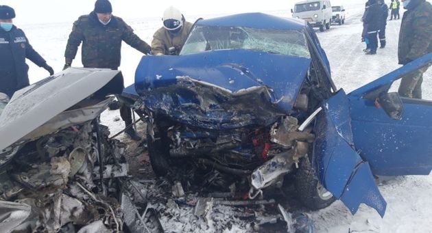 Шесть человек погибли в ДТП с двумя "легковушками" в Казахстане