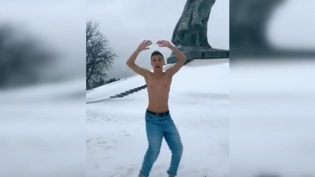 Волгоградский студент устроил танцы на Мамаевом кургане
