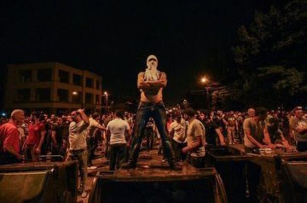 Радикалы в Армении устроили факельное шествие 
