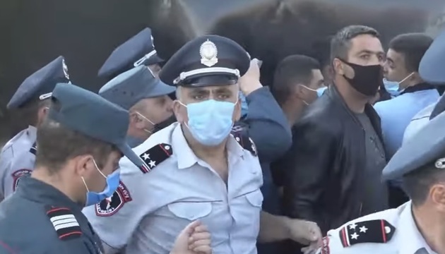 Полицейские встали живым щитом между сторонниками и противниками Пашиняна
