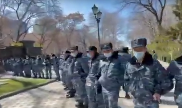 Армянские полицейские встали на защиту Пашиняна от оппозиции (ВИДЕО)