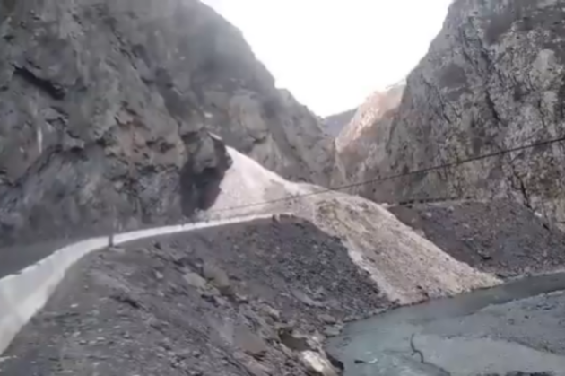 Снежная лавина перекрыла дорогу в Цунтинском районе Дагестана 