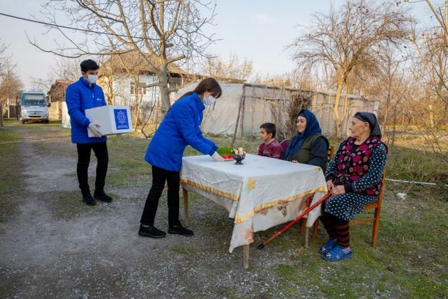 Фонд Гейдара Алиева раздал подарки малоимущим семьям в честь Новруза (ФОТО)