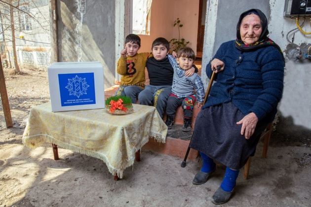 Фонд Гейдара Алиева раздал подарки малоимущим семьям в честь Новруза (ФОТО)
