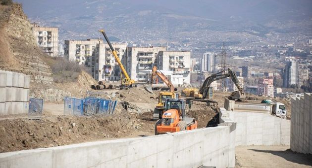 Угрожающий оползнем склон начали укреплять в Тбилиси