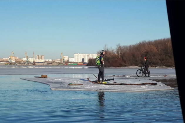 Велосипедистов против их воли сняли с дрейфующей льдины в Москве