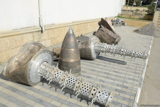 В Баку показали обломки "Искандеров", найденные под Шушой (ФОТО)