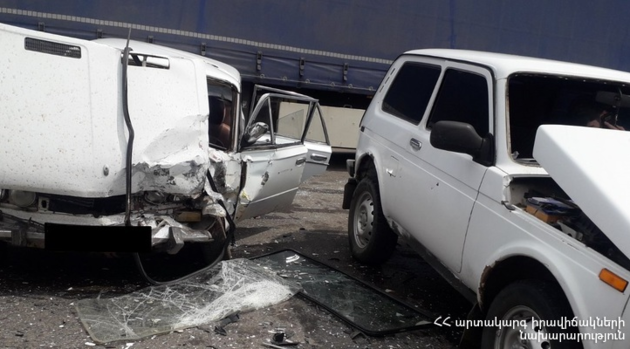 Восемь человек пострадали в столкновении "Жигулей" в Армении